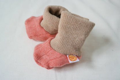 Warme Babyschuhe 0-3 M und 3-6 M aus Upcycling Kaschmir in Rosa und Beige