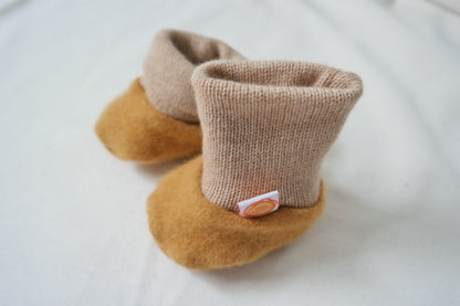 Warme Babyschuhe 0-3 M aus Upcycling Kaschmir in Senfgelb und Beige
