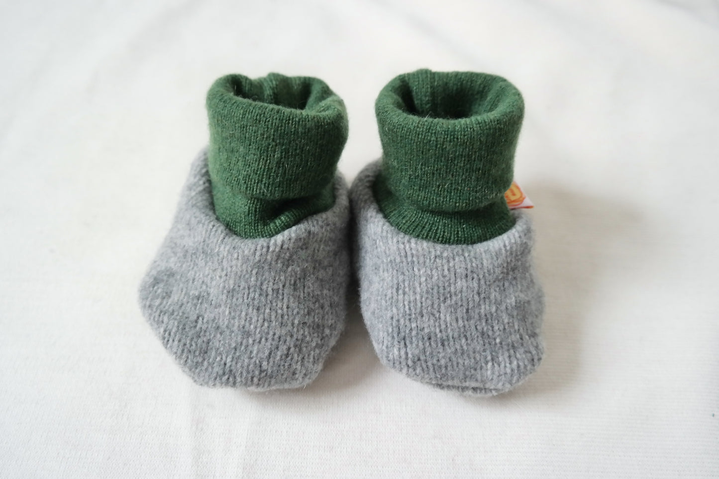 Warme Babyschuhe 3-6 M aus Upcycling Wolle und Kaschmir in Grau und Grün