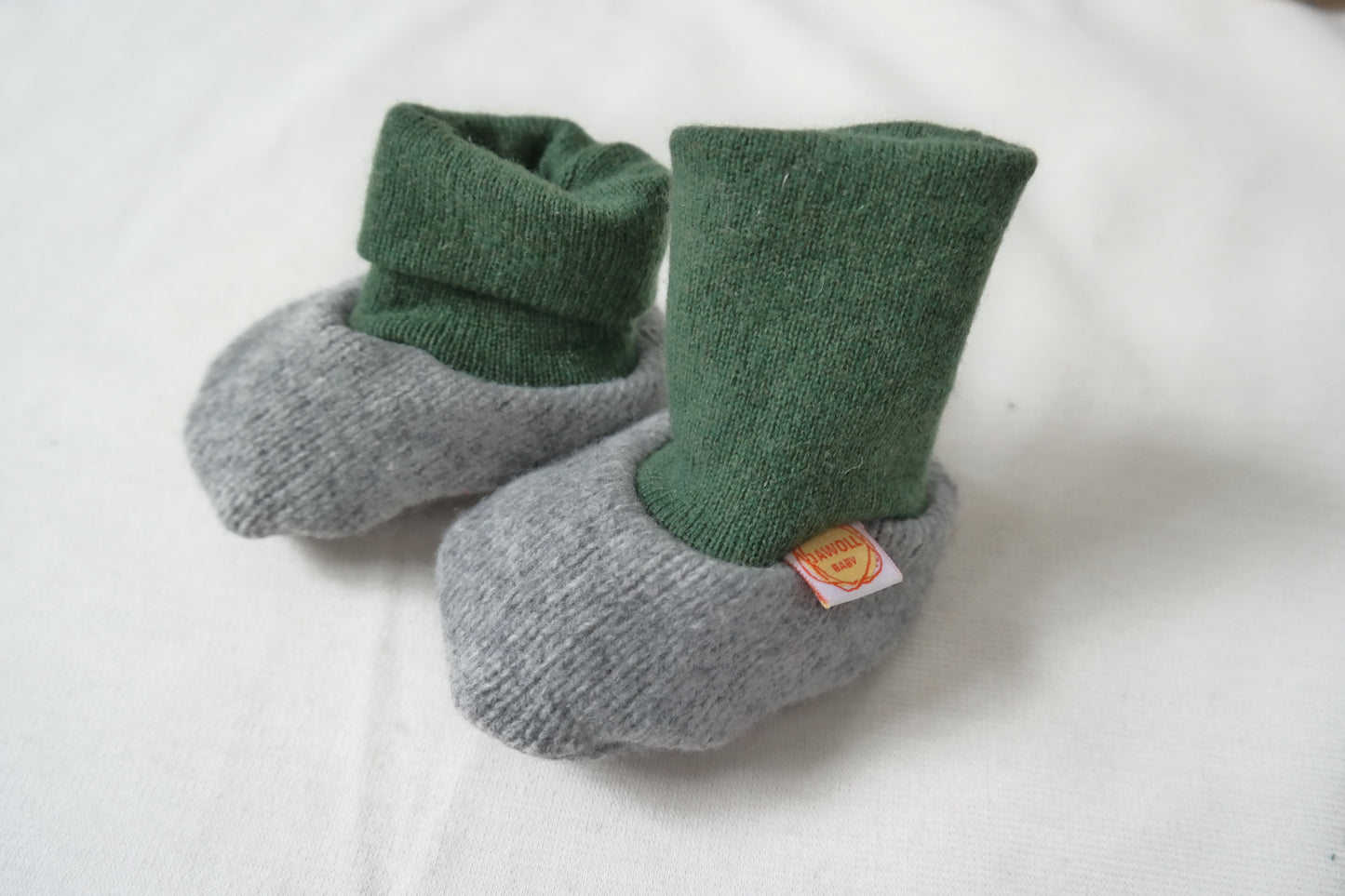 Warme Babyschuhe 3-6 M aus Upcycling Wolle und Kaschmir in Grau und Grün