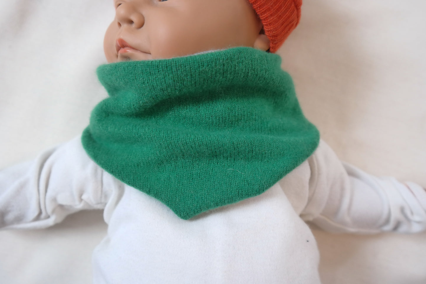 Dreieckstuch Schal mitwachsend wendbar für Babys aus Upcycling Kaschmir und Seide in Grün und Grau