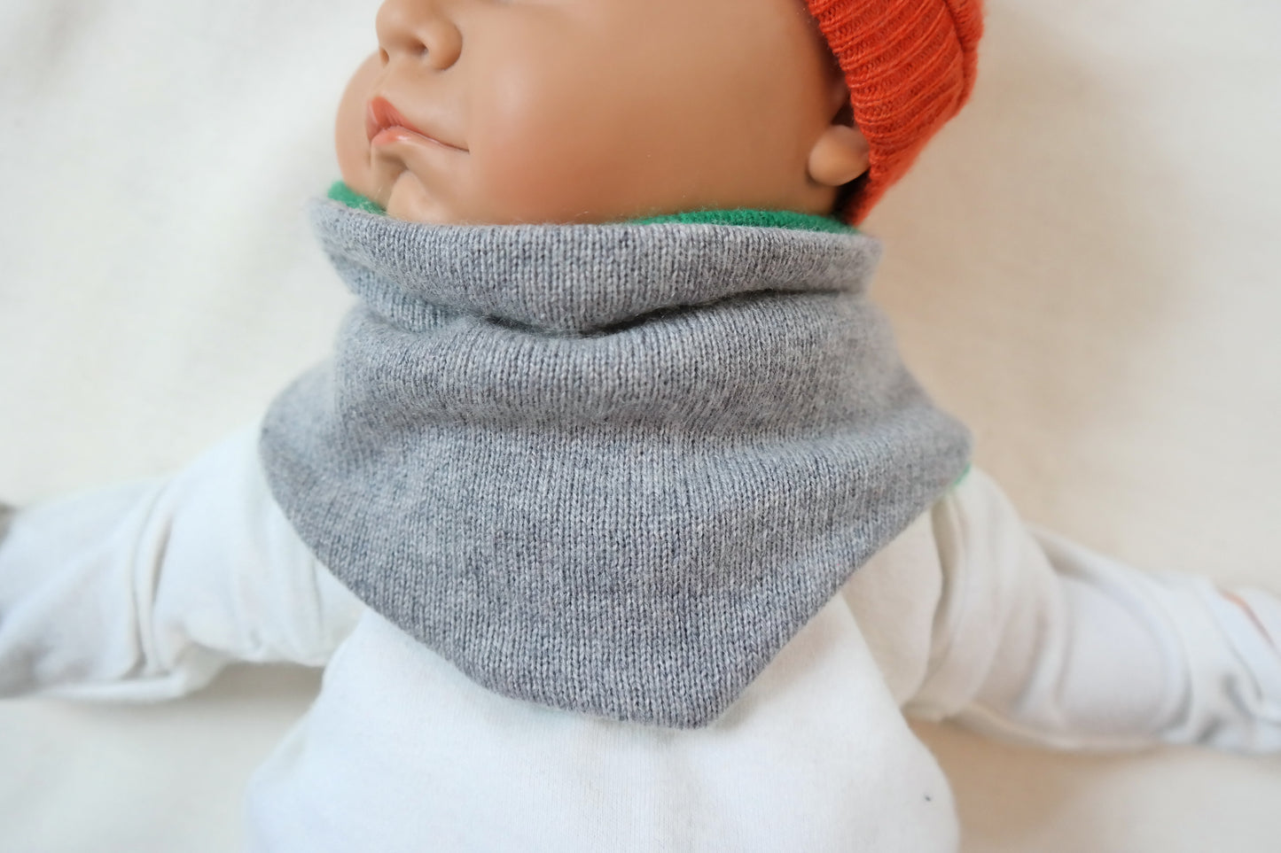 Dreieckstuch Schal mitwachsend wendbar für Babys aus Upcycling Kaschmir und Seide in Grün und Grau