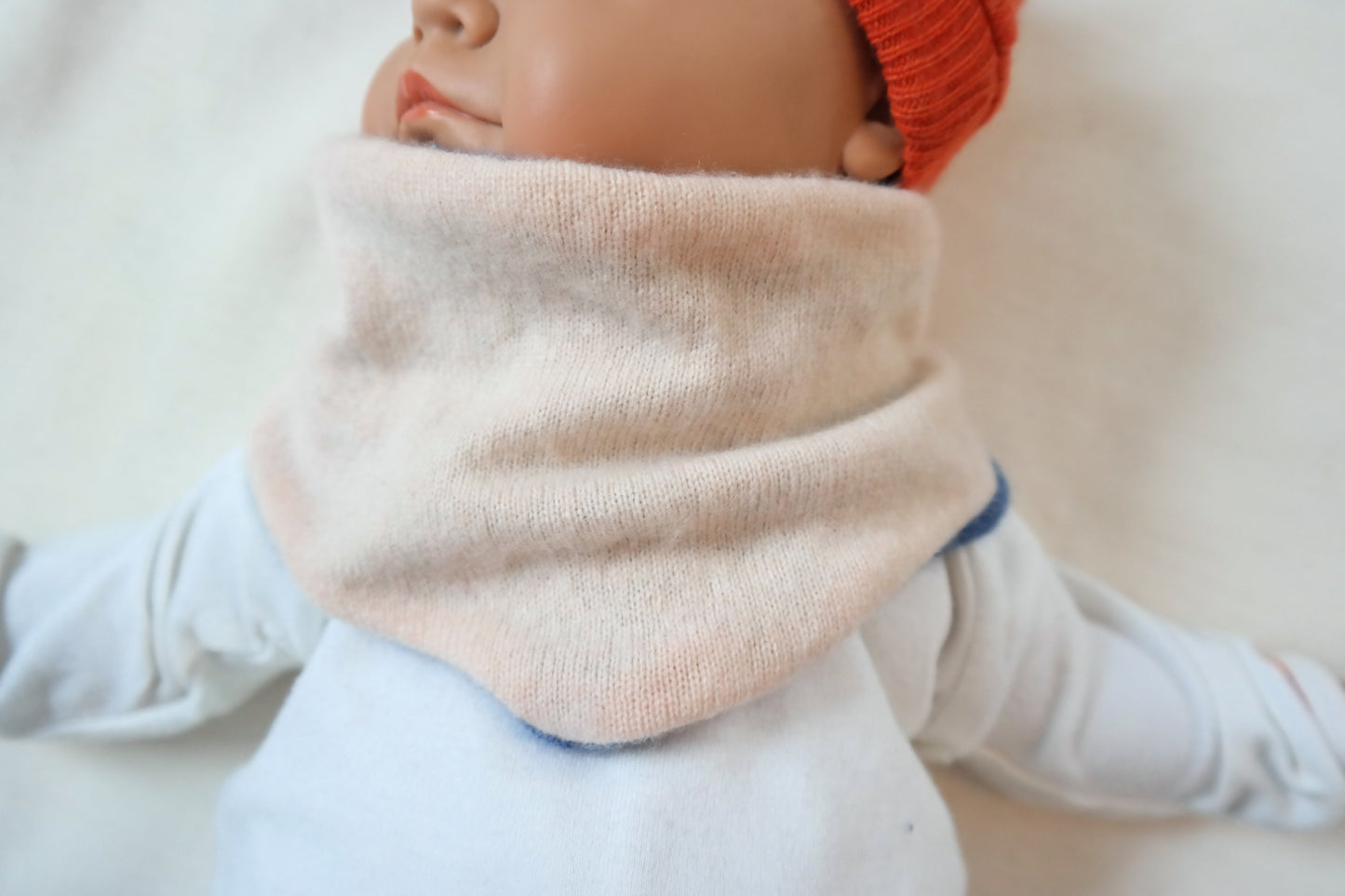 Dreieckstuch Schal mitwachsend wendbar für Babys aus Upcycling Kaschmir und Seide in Blau und Zartrosa