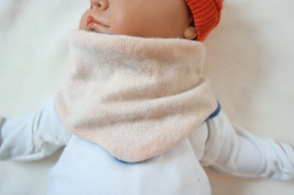 Dreieckstuch Schal mitwachsend wendbar für Babys aus Upcycling Kaschmir und Seide in Blau und Zartrosa