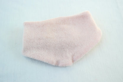 Triangular scarf, growing and reversible for babies made from upcycled cashmere in pink and brown