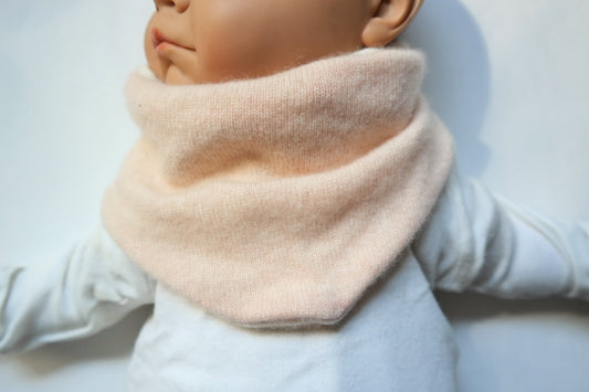 Triangular scarf, growing and reversible for babies made from upcycled cashmere in pink and brown