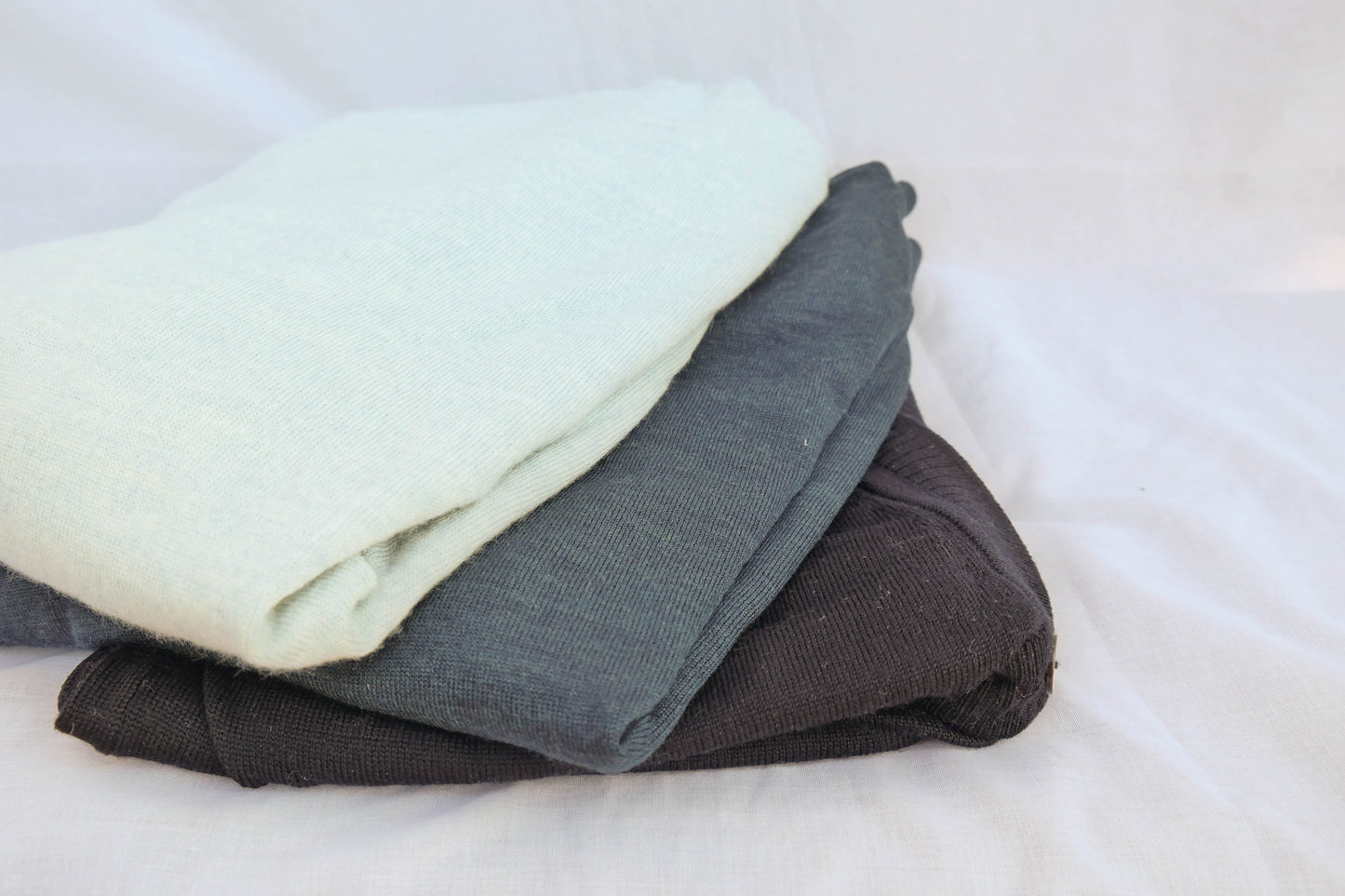 Upcycling-Materialpaket: 3 Wollpullover für kreative Projekte in Türkistönen