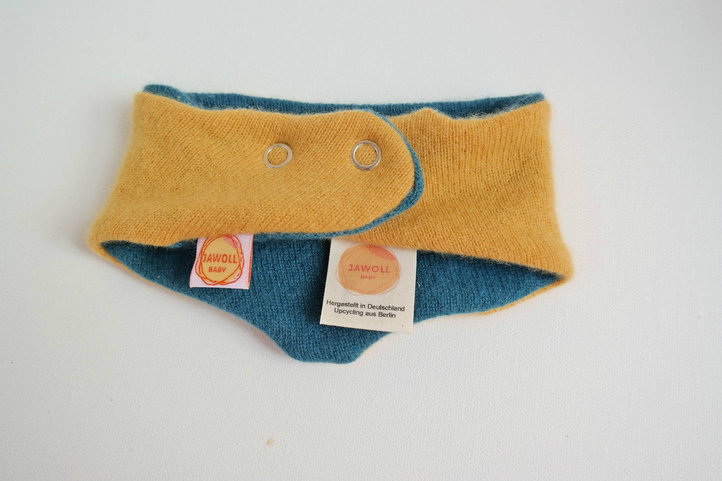Dreieckstuch Schal mitwachsend und wendbar für Babys aus Upcycling Kaschmir in Gelb und Petrol