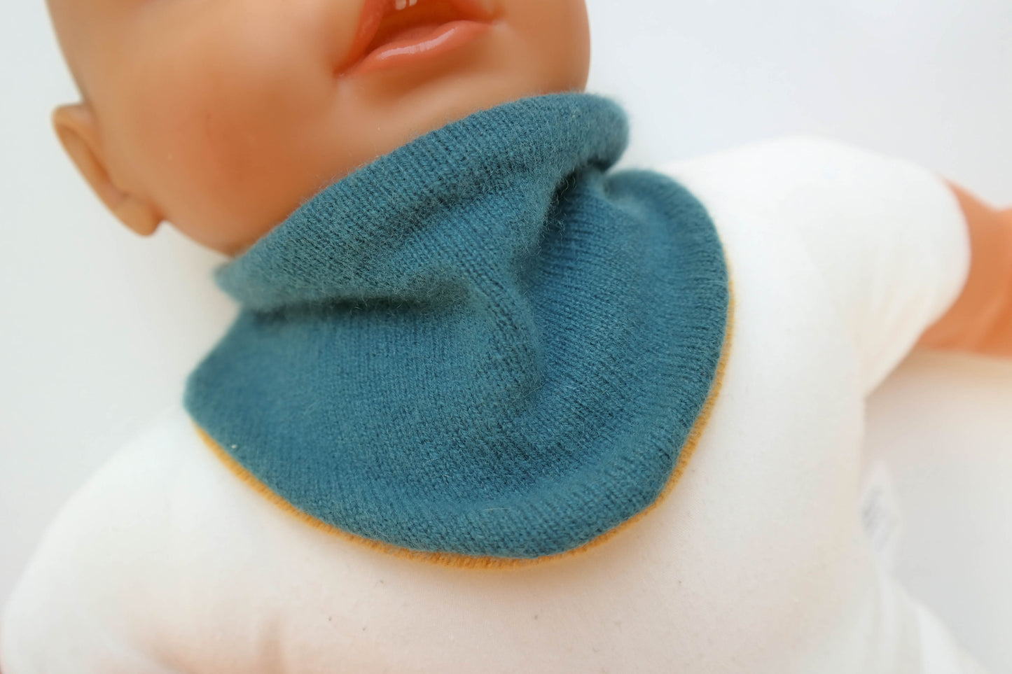 Dreieckstuch Schal mitwachsend und wendbar für Babys aus Upcycling Kaschmir in Gelb und Petrol