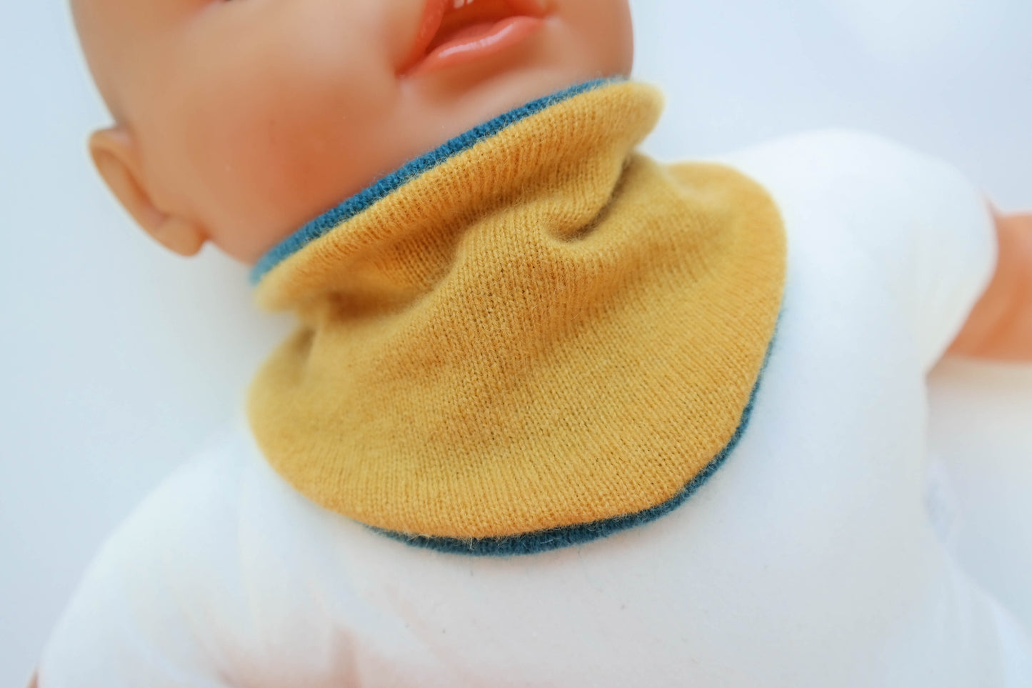 Dreieckstuch Schal mitwachsend und wendbar für Babys aus Upcycling Kaschmir in Gelb und Petrol