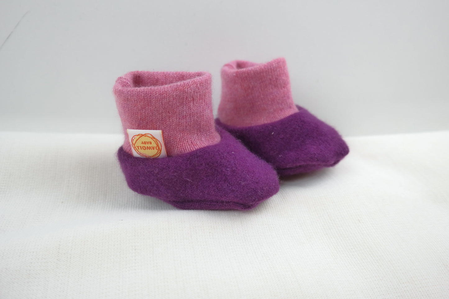 Warme Babyschuhe 0-3 M aus Upcycling Kaschmir in Rosa Lila