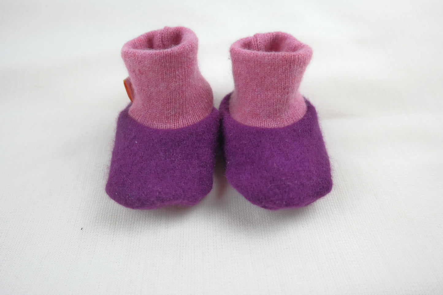 Warme Babyschuhe 0-3 M aus Upcycling Kaschmir in Rosa Lila