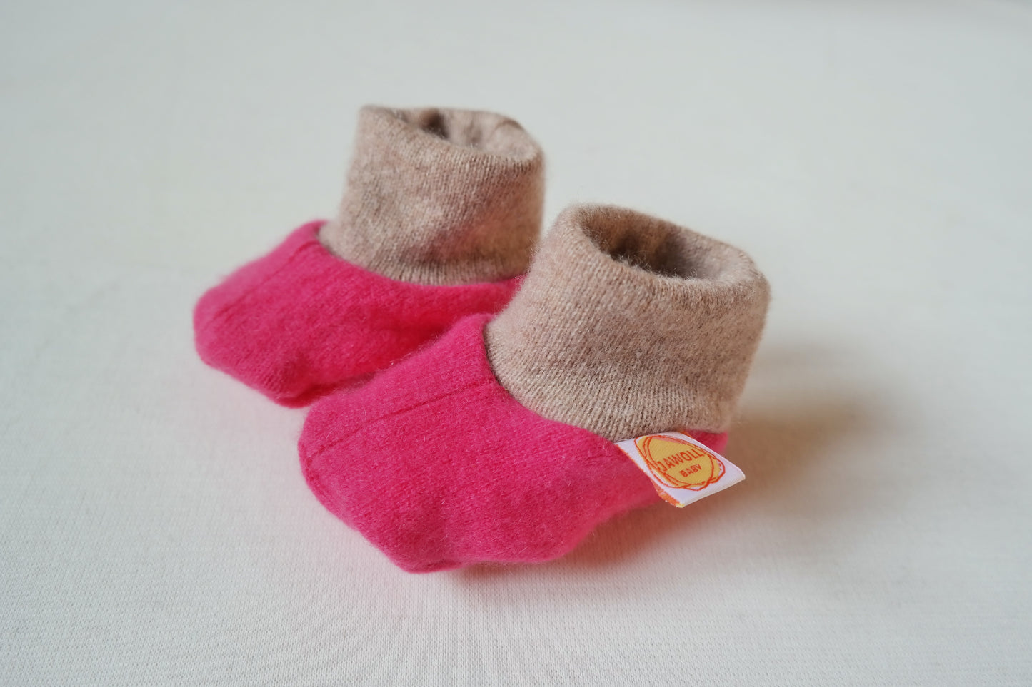 Warm baby shoes made from upcycled cashmere &amp; wool in light grey and dark green