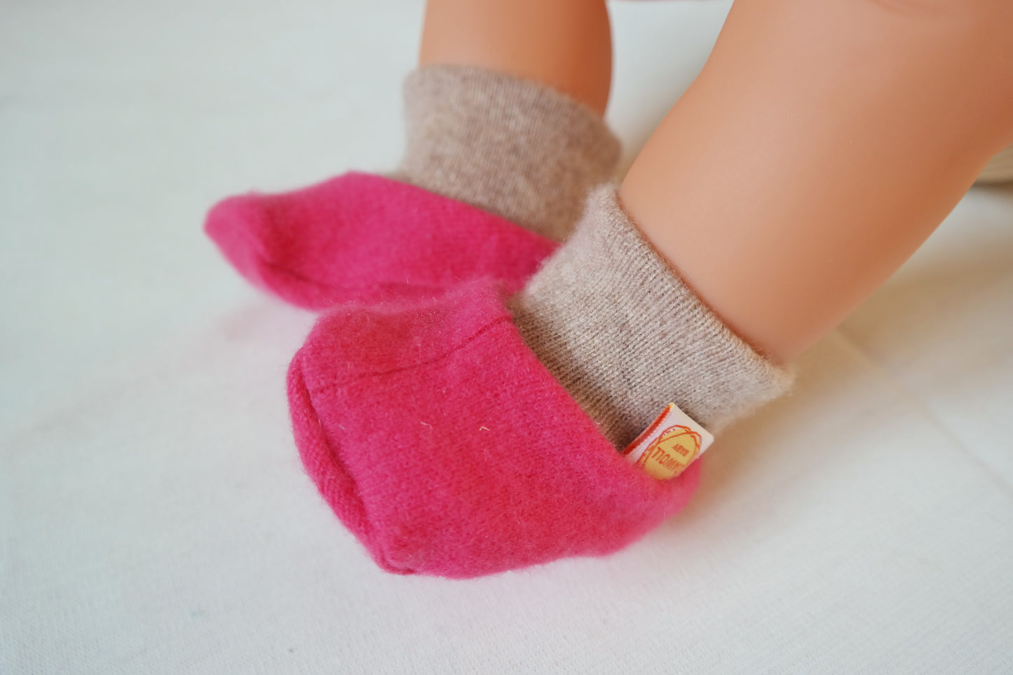 Warm baby shoes made from upcycled cashmere &amp; wool in light grey and dark green