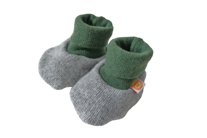 Warme Babyschuhe 3-6 M aus Upcycling Wolle und Kaschmir in Grau und Grün