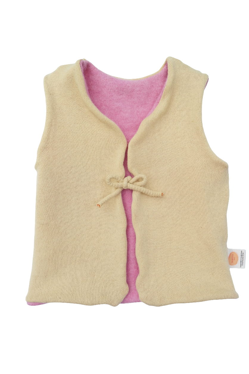 Wende-Weste für Kleinkinder aus Upcycling Wolle – mitwachsend von Größe 80 bis 116 in Rosa und Buttergelb
