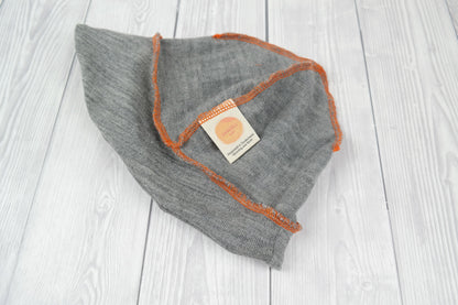Sonnenhut Sommermütze Baby Kleinkind mit Nackenschutz aus 100 % geretteter Wolle Kopfumfang 42 – 45 cm in Grau