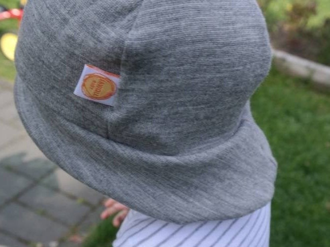 Sonnenhut Sommermütze Baby Kleinkind mit Nackenschutz aus 100 % geretteter Wolle Kopfumfang 42 – 45 cm in Grau