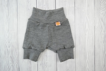 Kurze Hose Shorts Windelhose für Neugeborene Babys aus 100 % geretteter Upcycling Wolle Größe 50/56 in Grau