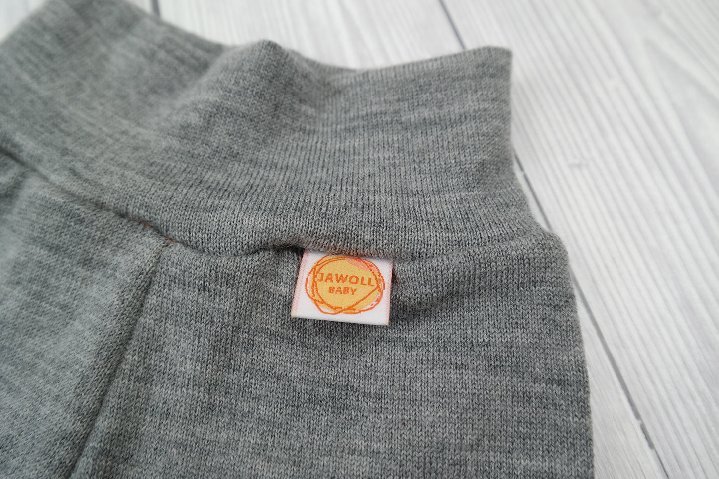 Kurze Hose Shorts Windelhose für Neugeborene Babys aus 100 % geretteter Upcycling Wolle Größe 50/56 in Grau