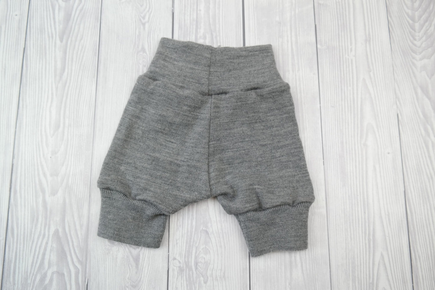 Kurze Hose Shorts Windelhose für Neugeborene Babys aus 100 % geretteter Upcycling Wolle Größe 50/56 in Grau