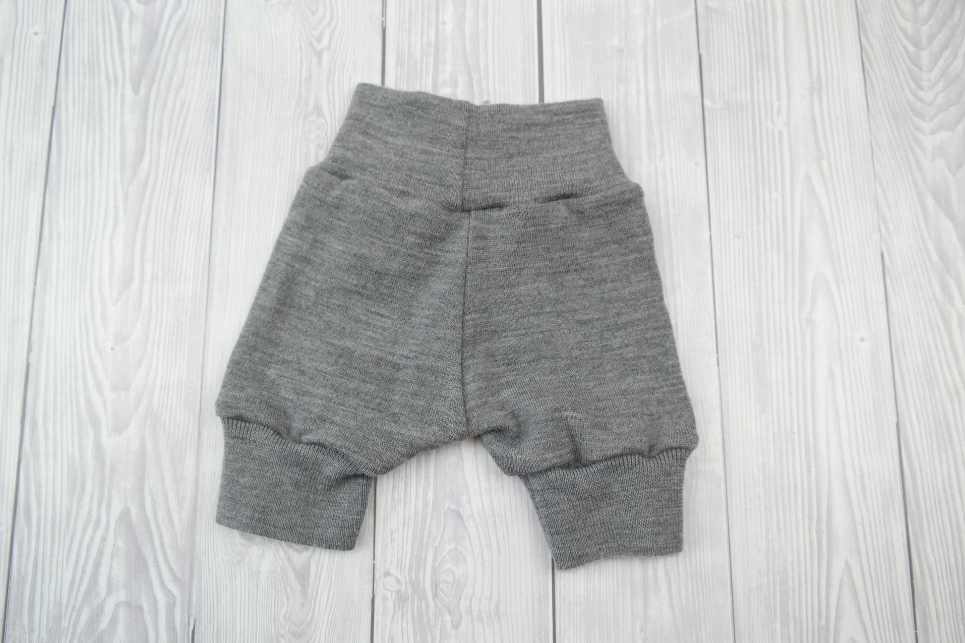 Kurze Hose Shorts Windelhose für Neugeborene Babys aus 100 % geretteter Upcycling Wolle Größe 50/56 in Grau