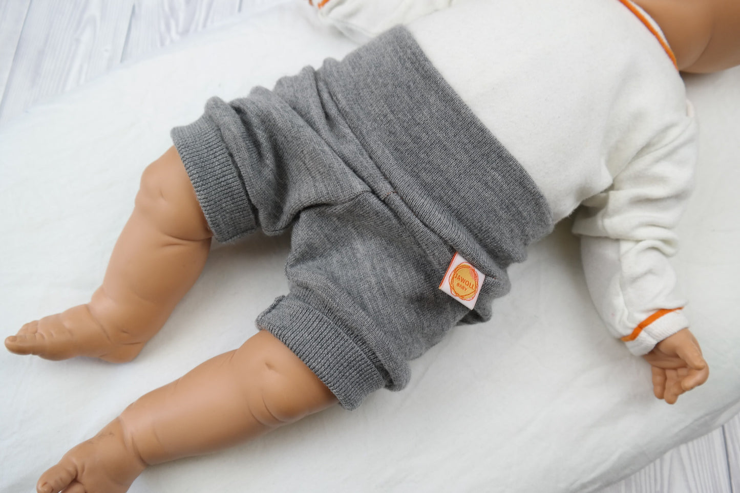 Kurze Hose Shorts Windelhose für Neugeborene Babys aus 100 % geretteter Upcycling Wolle Größe 50/56 in Grau