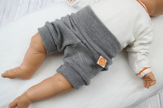 Kurze Hose Shorts Windelhose für Neugeborene Babys aus 100 % geretteter Upcycling Wolle Größe 50/56 in Grau