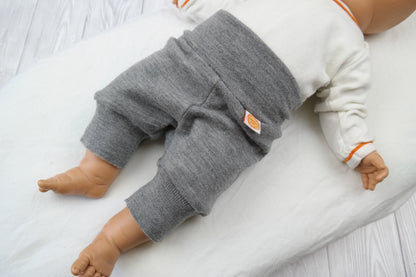 Kurze Hose Shorts Windelhose für Neugeborene Babys aus 100 % geretteter Upcycling Wolle Größe 50/56 in Grau
