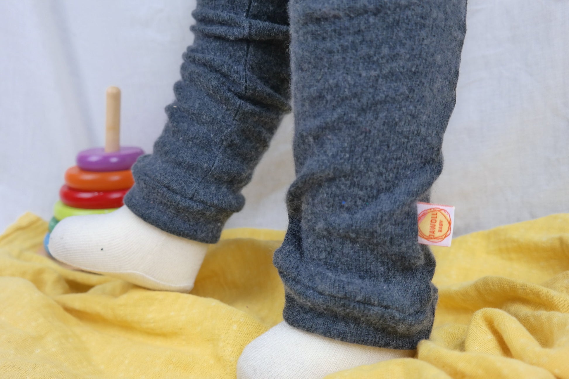 Stulpen für Babys und Kleinkinder aus Upcycling Kaschmir Seide in Dunkelgrau Anthrazit