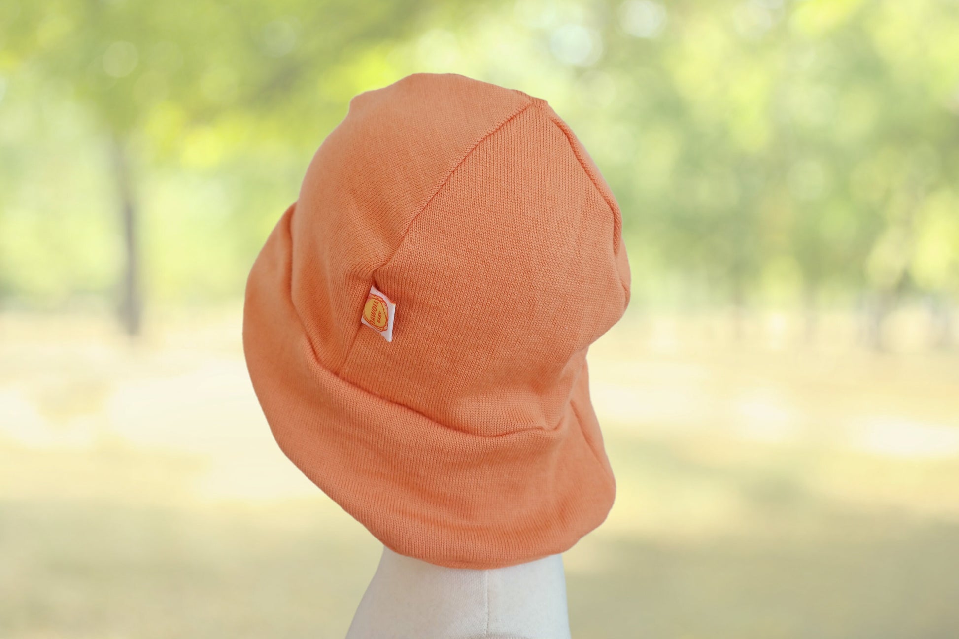 Sonnenhut Sommermütze Kleinkind KU 50-54 mit Nackenschutz aus 100 % Upcycling Merino-Wolle in Pfirsich-Orange