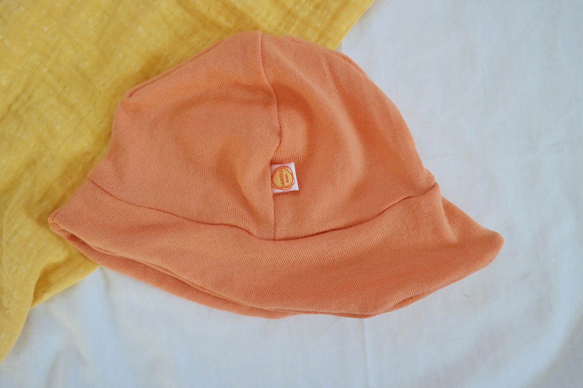 Sonnenhut Sommermütze Kleinkind KU 50-54 mit Nackenschutz aus 100 % Upcycling Merino-Wolle in Pfirsich-Orange