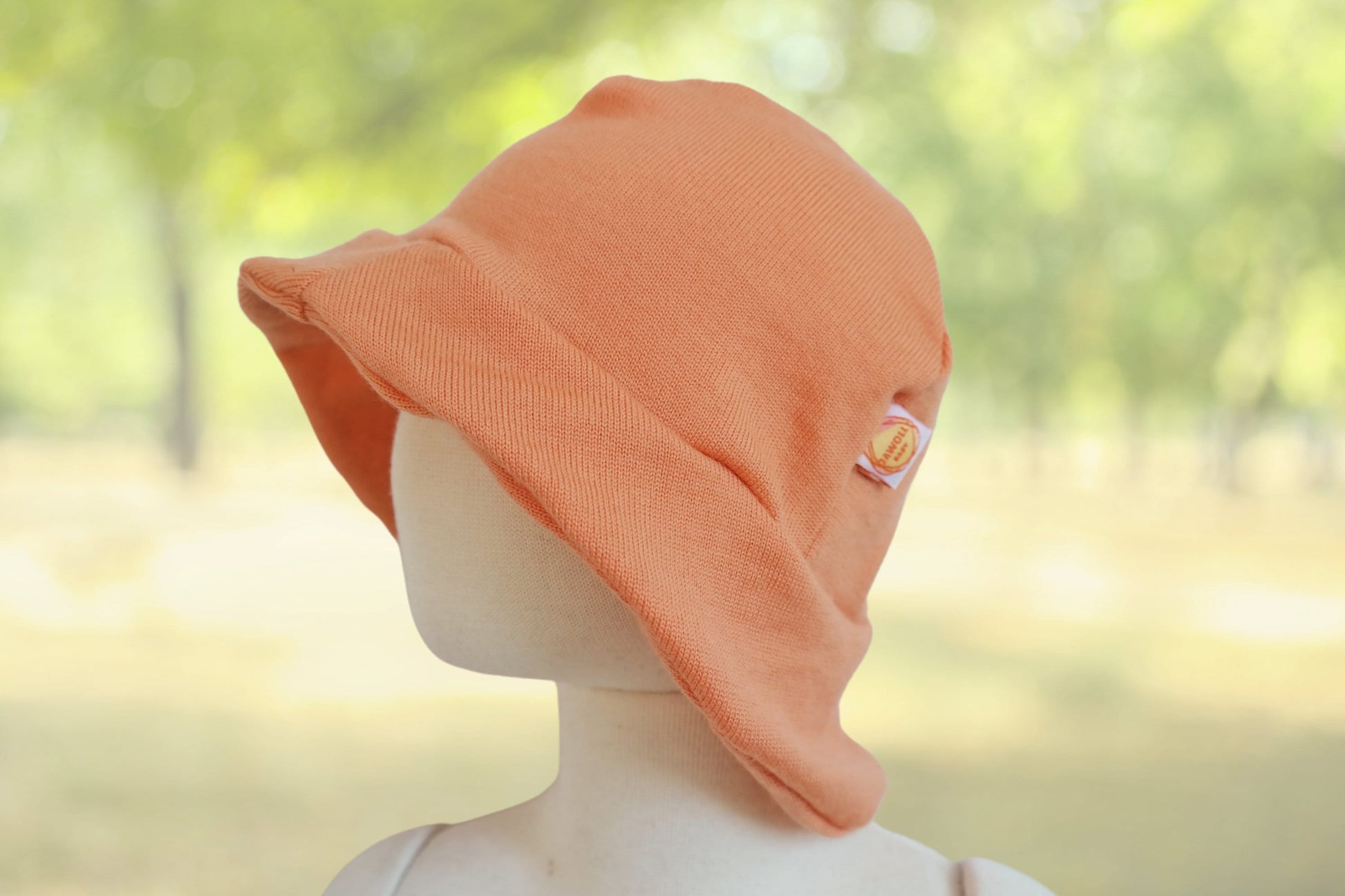 Sonnenhut Sommermütze Kleinkind KU 50-54 mit Nackenschutz aus 100 % Upcycling Merino-Wolle in Pfirsich-Orange