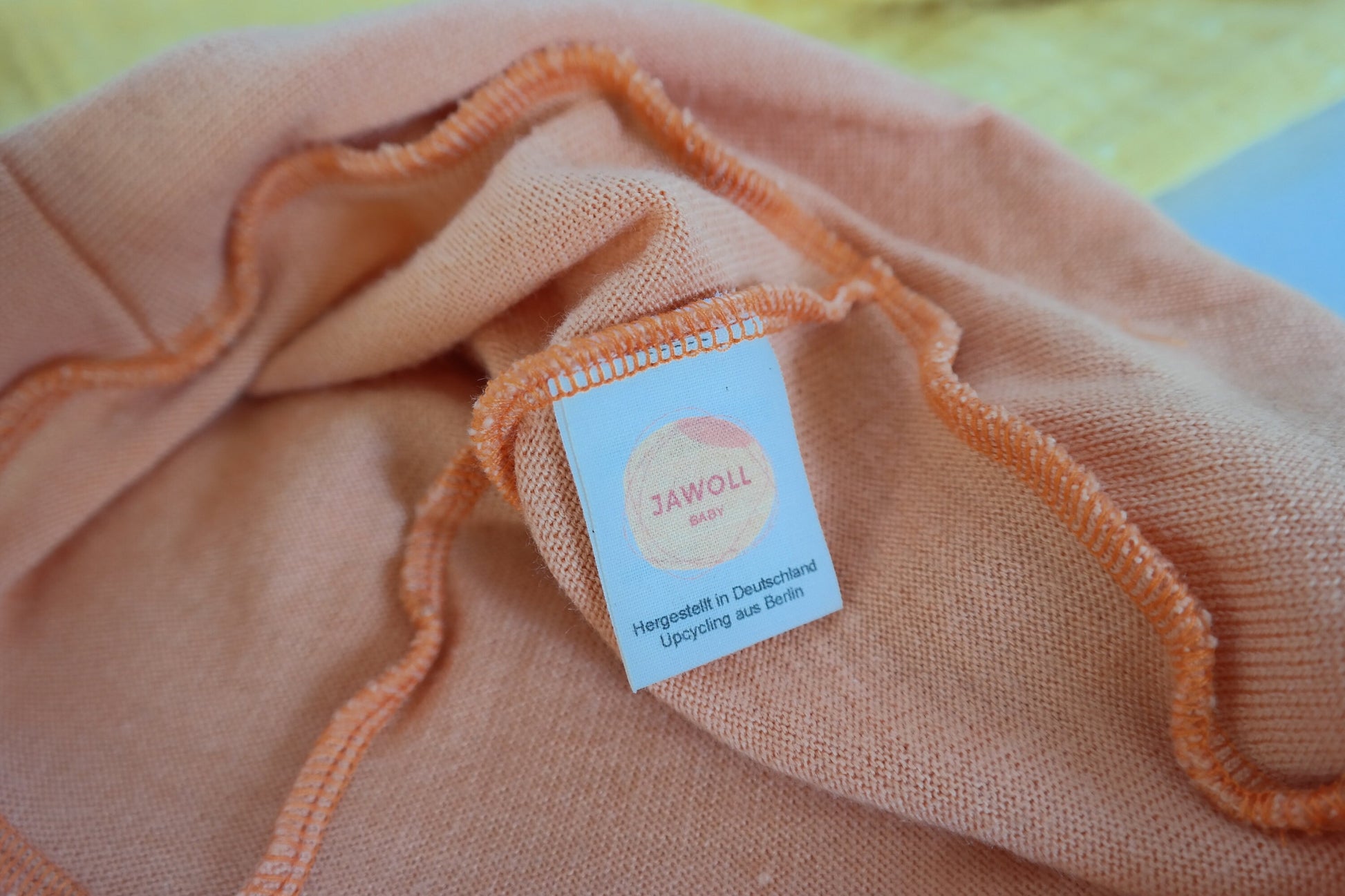 Sonnenhut Sommermütze Kleinkind KU 50-54 mit Nackenschutz aus 100 % Upcycling Merino-Wolle in Pfirsich-Orange