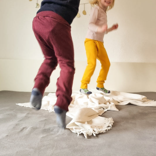 Splitpants für Kleinkinder 98/104 zum Windelfrei Abhalten und Trocken werden aus 100 % Upcycling-Wolle in Weinrot