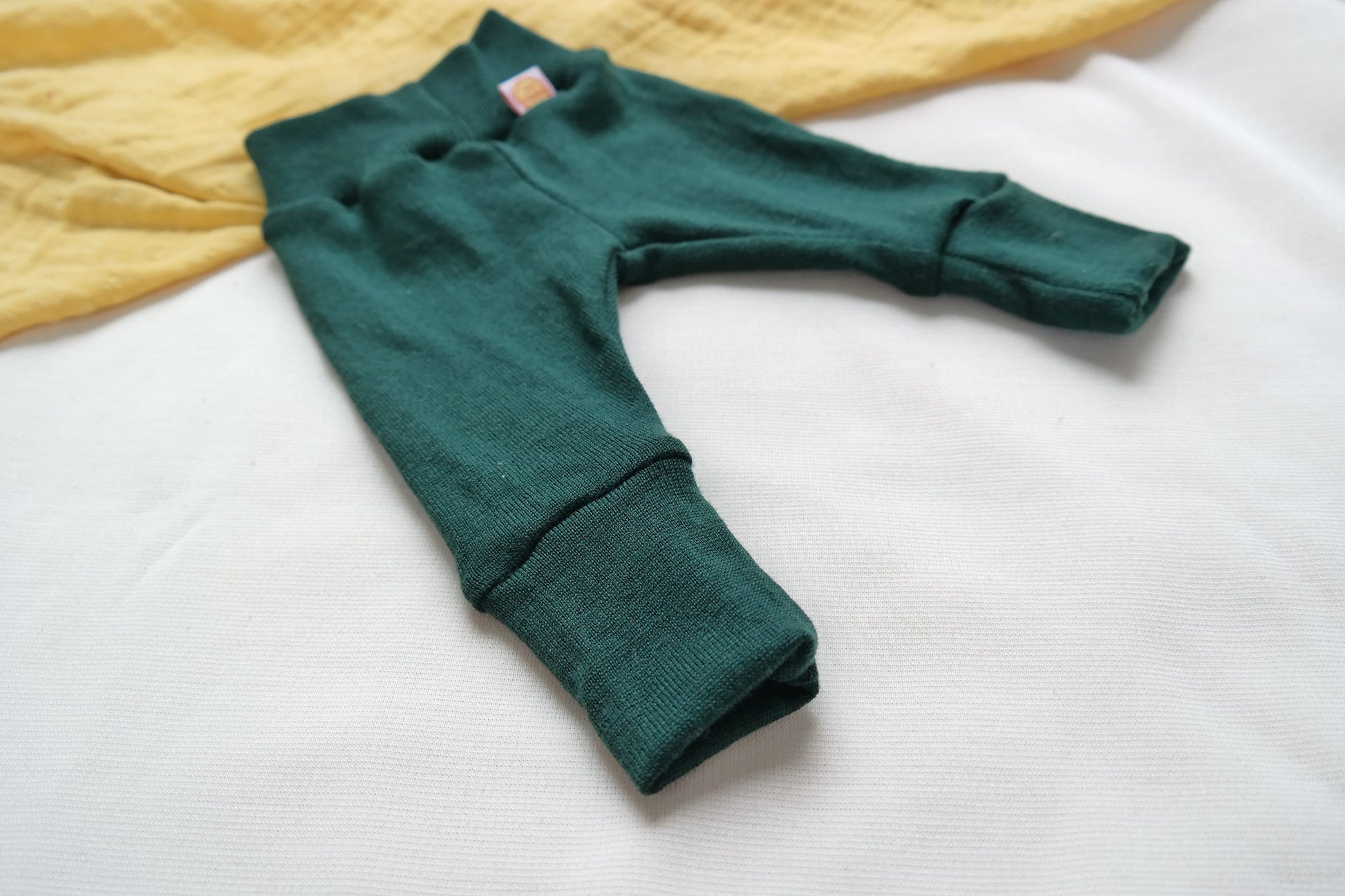 Mitwachs-Hose für Frühchen 40/44 aus Upcycling Wolle in Tannengrün