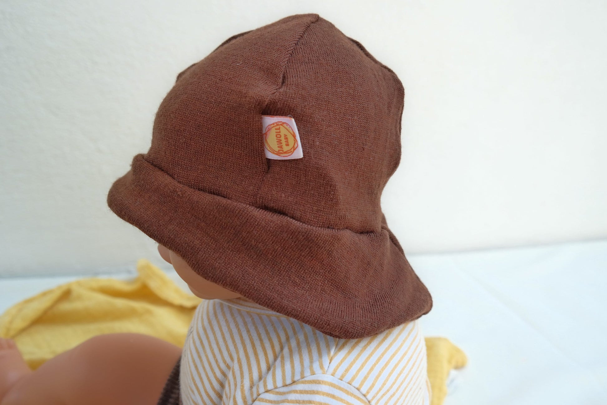 Sonnenhut Sommermütze Baby mit Nackenschutz aus 100 % Upcycling Merinowolle KU 38-41 in Schoko-Braun