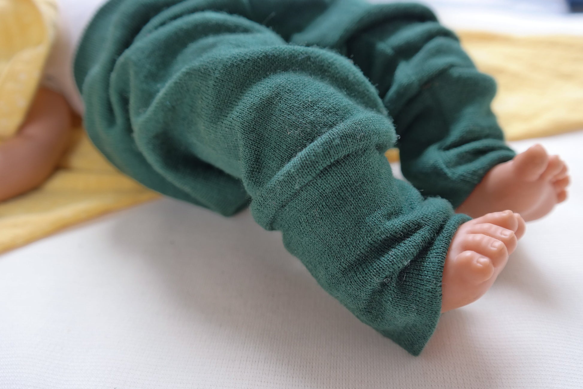 Mitwachs-Hose für Frühchen 40/44 aus Upcycling Wolle in Tannengrün
