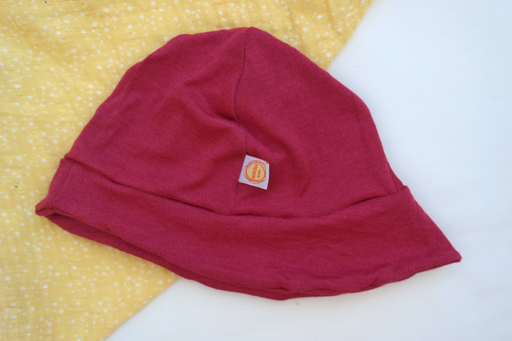 Sonnenhut Baby KU 42-45 mit Nackenschutz aus 100 % Upcycling Wolle verschiedene Größen in Himbeerrot