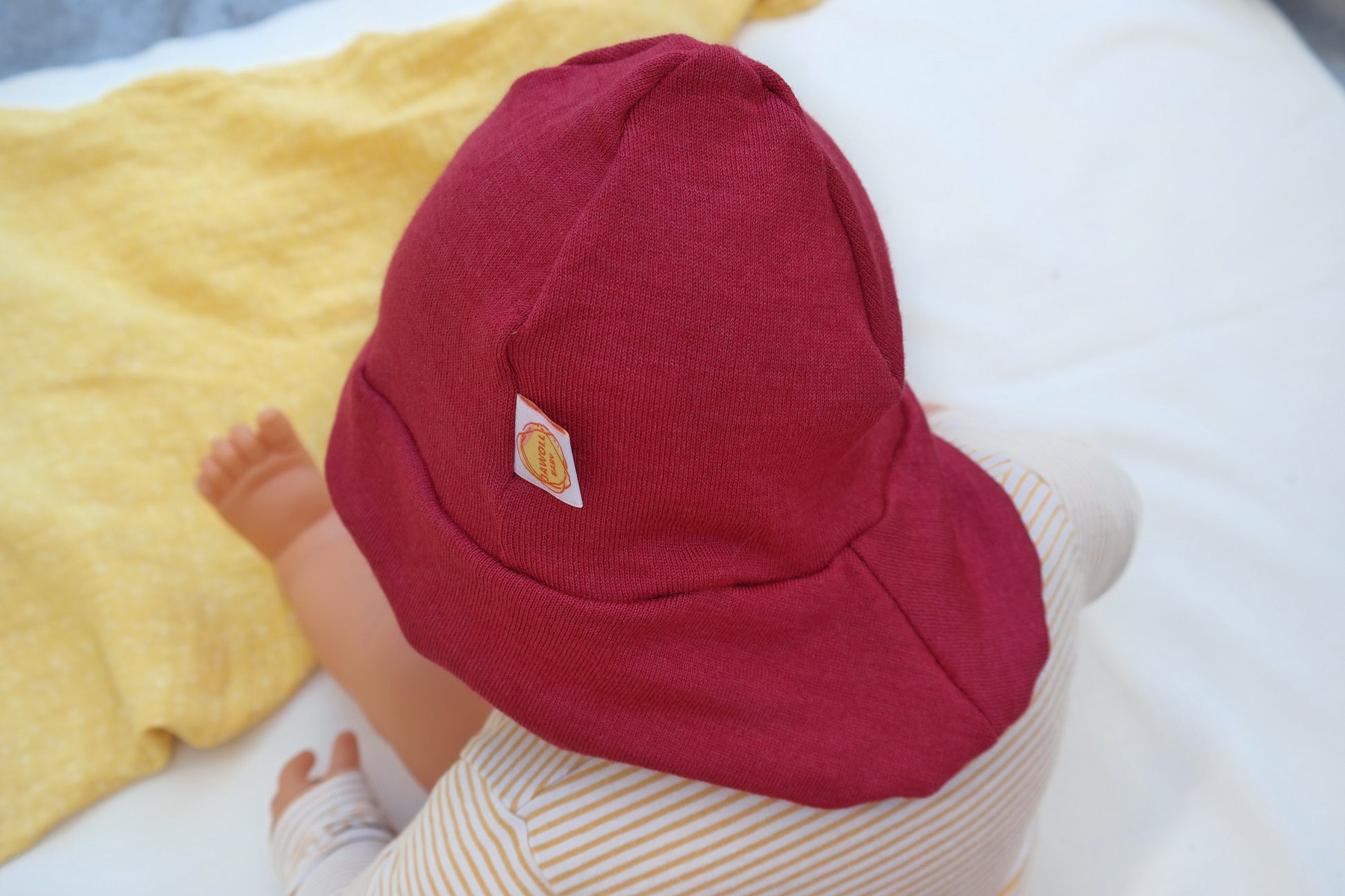 Sonnenhut Baby KU 42-45 mit Nackenschutz aus 100 % Upcycling Wolle verschiedene Größen in Himbeerrot