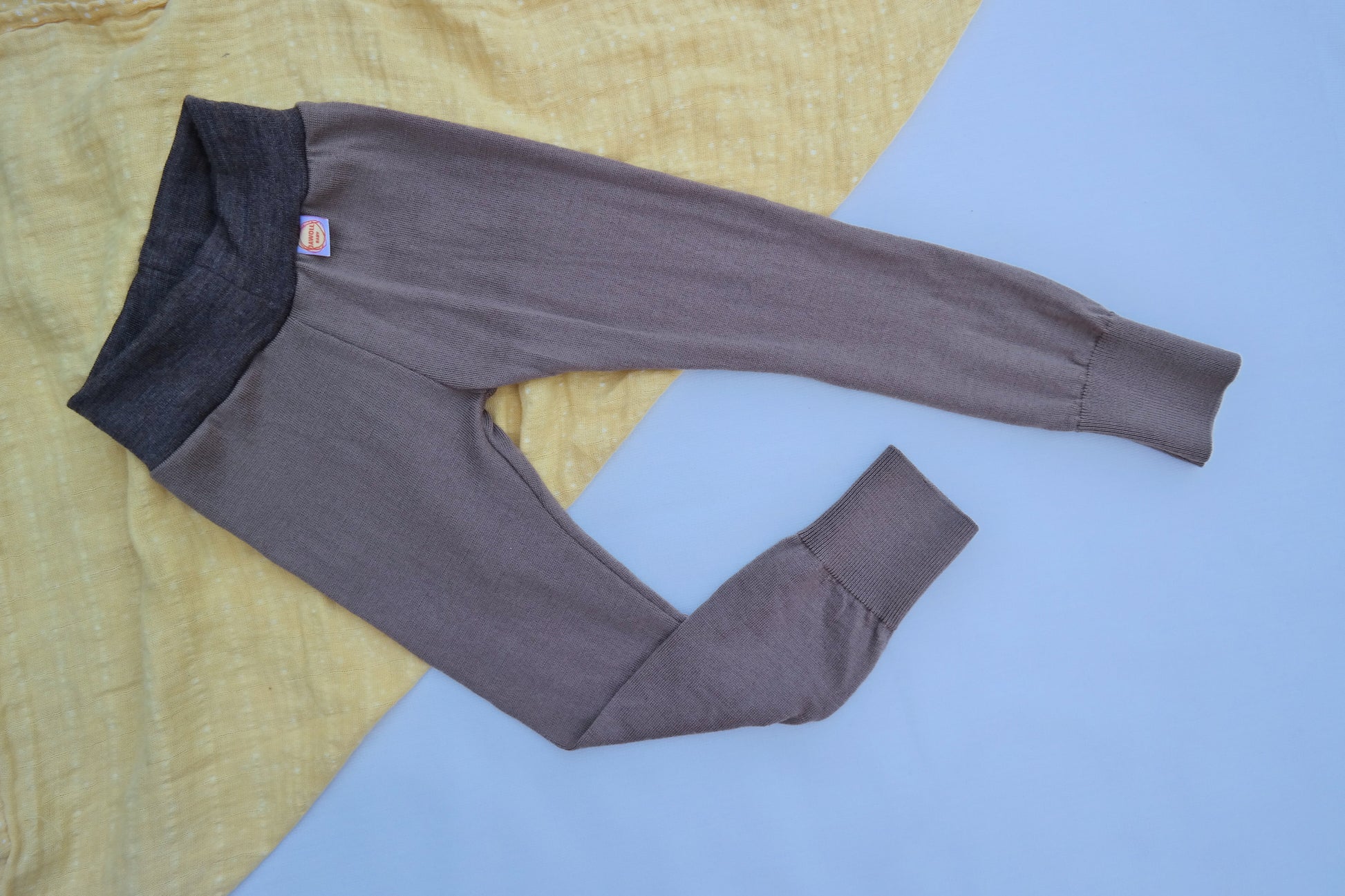 Leggings Kleinkinder 98/104 aus 100% Upcycling Wolle in Karamell-Braun