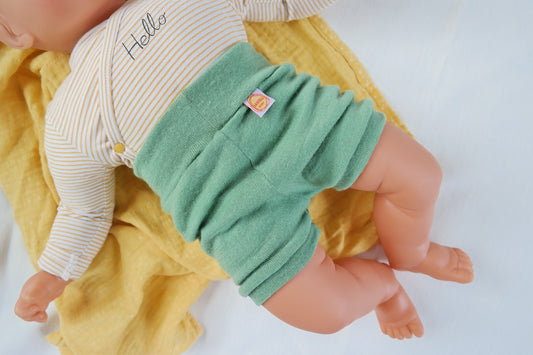 Kurze Hose Shorts für Babys 62/68 aus 100 % Upcycling Wolle in Pistaziengrün