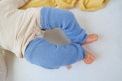 Stulpen für Babys 6-12M aus Upcycling Kaschmir & Seide in Hellblau