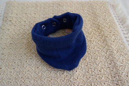 Dreieckstuch Schal mitwachsend für Babys aus Upcycling Seide & Kaschmir in Royalblau