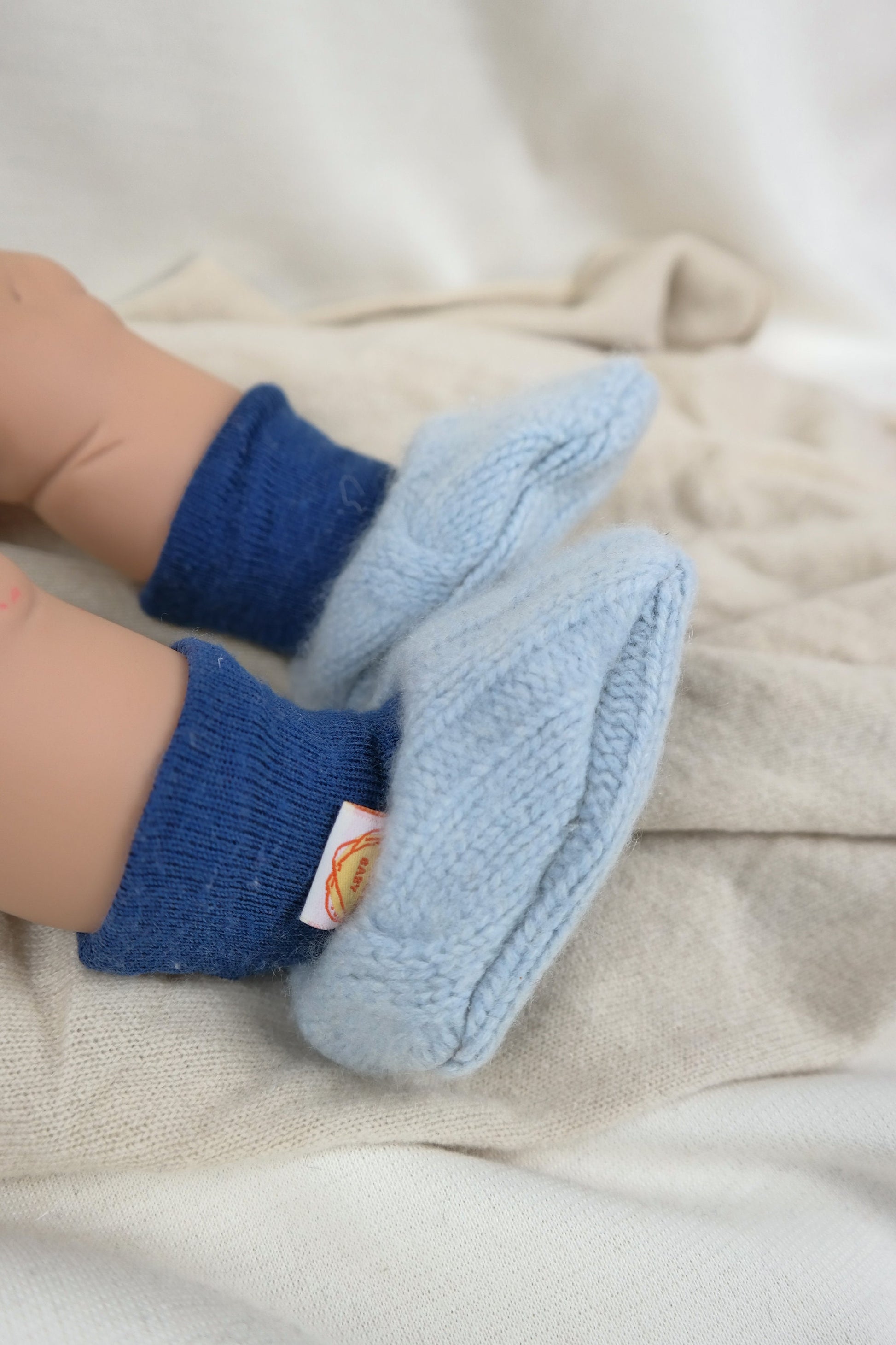 Warme Babyschuhe 0-3 M aus Upcycling Kaschmir & Wolle in Hellblau und Blau