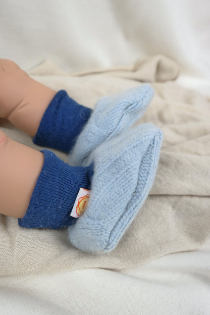 Warme Babyschuhe 0-3 M aus Upcycling Kaschmir & Wolle in Hellblau und Blau