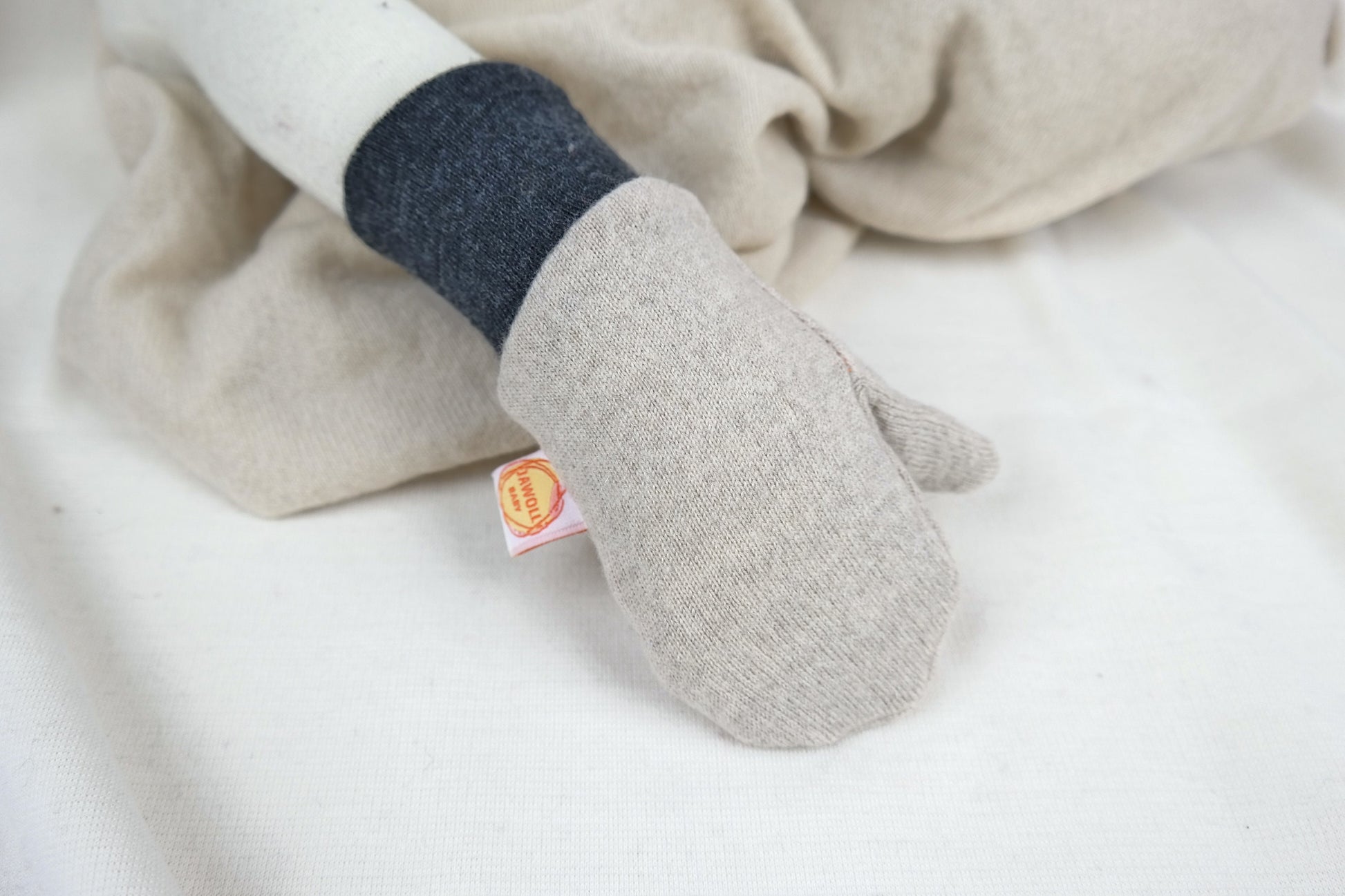 Handschuhe Fäustlinge für Kinder 3-5 J aus Upcycling & Wolle in Beige und Dunkelgrau