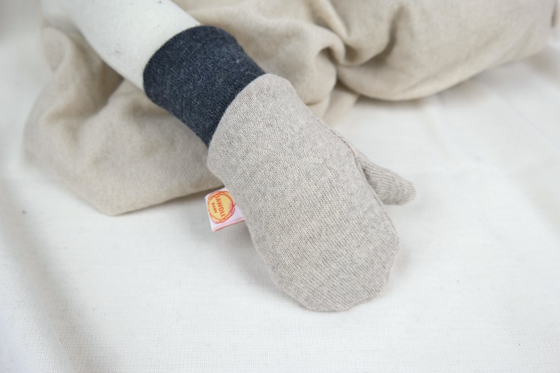 Handschuhe Fäustlinge für Kleinkinder 1-3J aus Upcycling & Wolle in Beige und Dunkelgrau