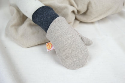 Handschuhe Fäustlinge für Kleinkinder 1-3J aus Upcycling & Wolle in Beige und Dunkelgrau