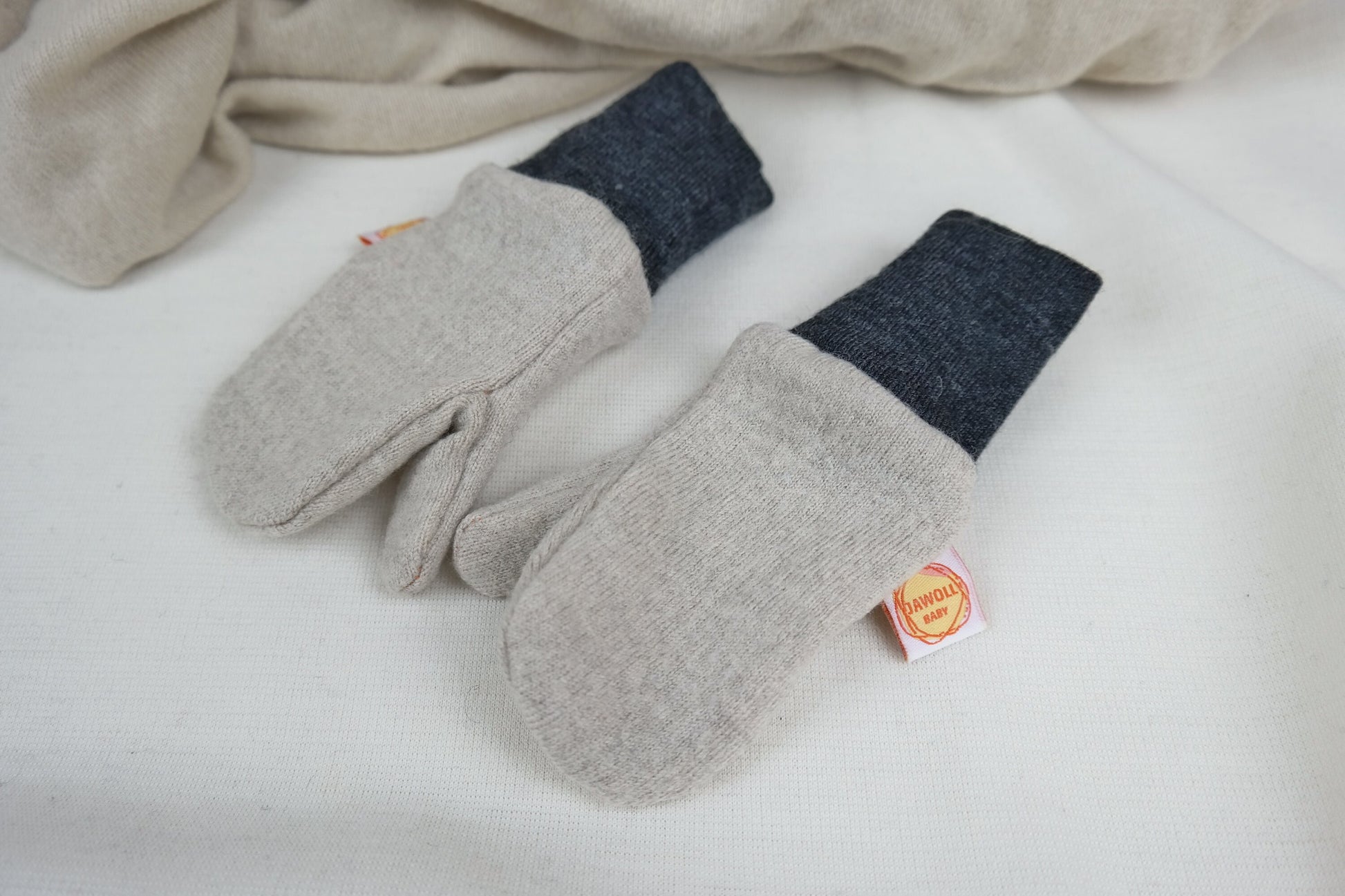 Handschuhe Fäustlinge für Kleinkinder 1-3J aus Upcycling & Wolle in Beige und Dunkelgrau